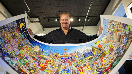 2880px-Charles_Fazzino_in_his_Studio_in_New_Rochelle
